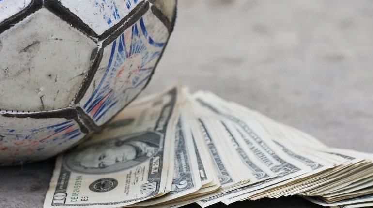 Футбольный мяч и доллары
